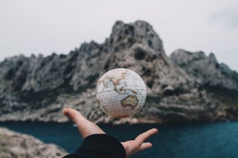 Toffe whiskykaraf van wereldbol nu in de aanbieding