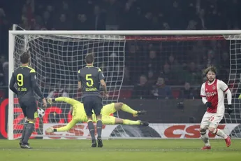 Gedreven Ajax blaast titelstrijd nieuw leven in