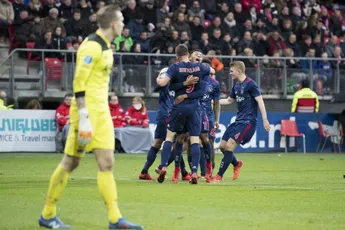 Ajax nipte winnaar in vermakelijke derby