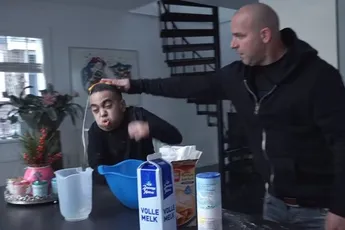 Hilarisch: Eiergevecht Andy met Zack