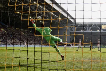 Belabberd Ajax geeft titelstrijd op in Arnhem