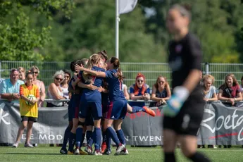 Video: Ajax Vrouwen zingen clublied in bus