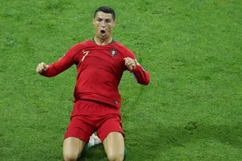Hattrick Ronaldo brengt Portugal naast Spanje