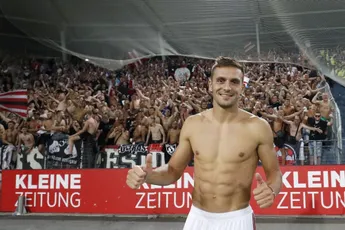 Video: Spelers vieren winst met vol uitvak