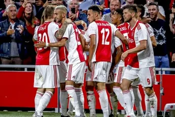 Dominant Ajax plaatst zich voor play-offs
