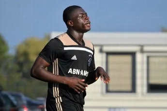 Video: Ajax O19 in spektakelstuk langs PSV