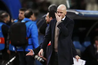 Ten Hag zong mee met liederen Ajax-aanhang