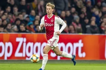 'Frenkie staat model voor voeten op de grond'