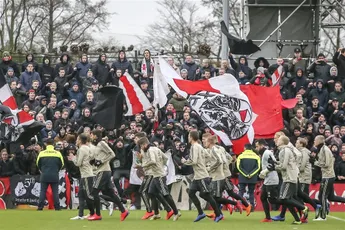 Heldenonthaal bij vertrek Ajax-bus naar R'dam