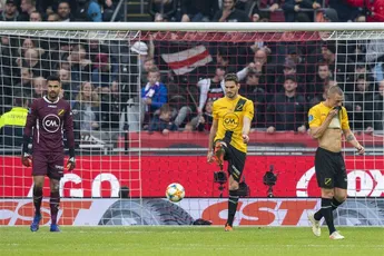 Van Leer heeft nauwelijks contact met Ajax