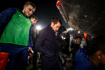 Van Bronckhorst baalt: 'Doet pijn en is zeer spijtig'