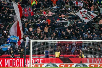 Gekkenhuis op de tribune tijdens Ajax - PSV