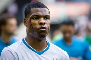 Rondom Ajax: Ajax-supporters dollen met Dumfries