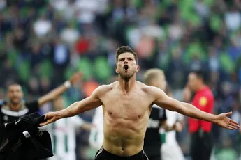 Huntelaar held en schlemiel bij moeizame zege Ajax