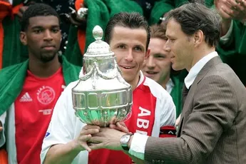 Galasek reikt beker uit aan Ajax bij bekerwinst