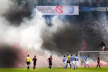 Vuurwerknetten achter doelen tijdens bekerfinale
