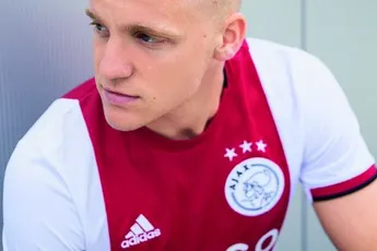 Ajax maakt het nieuwe thuisshirt bekend