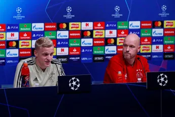 Ten Hag en Van de Beek zingen clublied Ajax