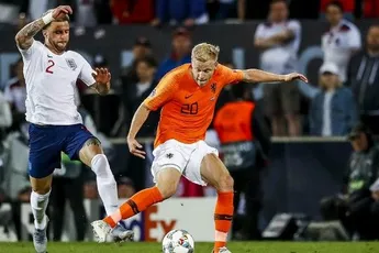 Lof voor Van de Beek: 'Iedereen voelt zich vrijer'