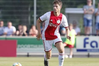 Pierie reageert met een lach op gekregen panna