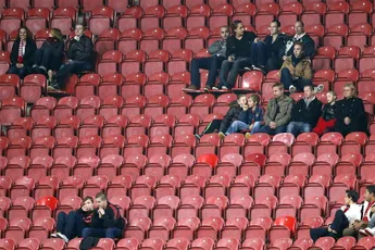 Van der Sar 'ergert zich mateloos' aan lege stoeltjes