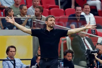 Van Bommel kijkt naar Higler: 'Bal lag niet stil'