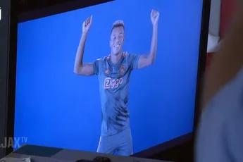 Neres en Ziyech maken lol tijdens maken GIFjes