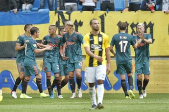 Ajax loopt wéér averij op in seizoensouverture