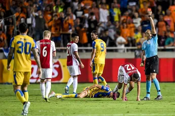 Slordig Ajax speelt gelijk na rode kaart Mazraoui