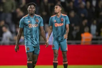 Jong Ajax komt rode kaart niet te boven en verliest