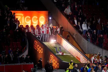 Ajax-fans vieren overwinning op buikschuifbaan