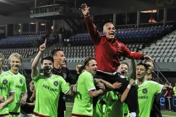 Spelers en trainer A1 uitzinnig van vreugde