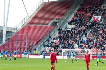 Supporters Ajax en FC Utrecht in gesprek