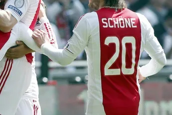 Witte rugnummers weer terug op het Ajax-shirt