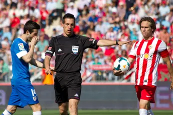 Javier Estrada fluit Ajax tegen PAOK