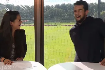 Younes krijgt kramp tijdens Ajax Kick Off
