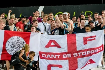 Ajax-fans zingen 'Three Little Birds' met straatmuzikant