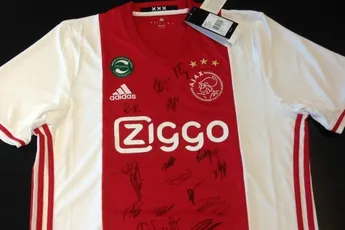 Koop AS Kerstspecial en win gesigneerd Ajax-shirt