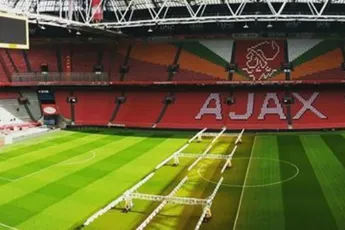 Letters 'AJAX' te zien op lange zijde