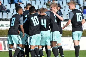 Foto's en video's: O17 en O15 op Varkenoord