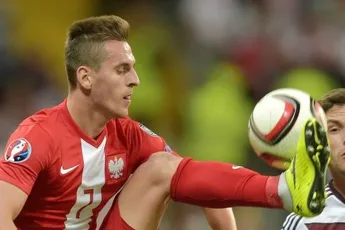 Milik raakt paal en wint van Servië
