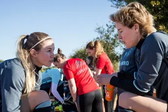 Ajax-vrouwen Hoogendijk en Koster zwaaien uit