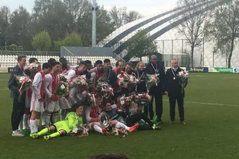 Ajax O17 kampioen na remise tegen Vitesse