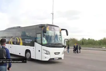 AjaxTV: Selectie Ajax arriveert in Stockholm