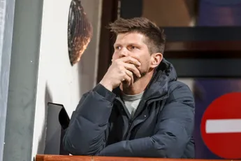 Huntelaar legt krans tijdens Nationale Sportherdenking in Olympisch Stadion