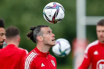 Wales blijft overeind tegen Oekraïne en plaatst zich na 64 jaar weer eens voor het WK