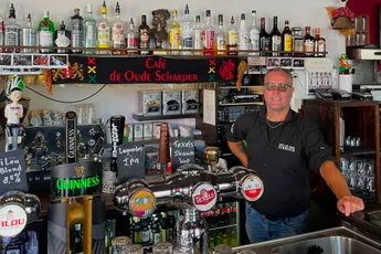 De Oude Schaeper, het Ajax-café met een echt Ajax-reliek: ‘Hij is aan Haarms gegeven door Cruijff en Keizer’ 