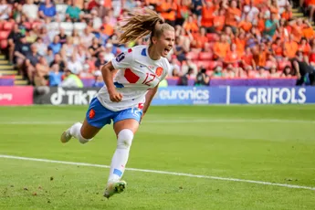 Ajacieden Pelova en Leuchter helpen Oranje Leeuwinnen naar kwartfinale EK