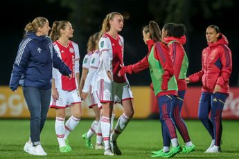 Ajax Vrouwen verliezen nipt van Arsenal en liggen uit Women's Champions League