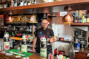 Café Chris Scholten, een echte Ajax-familiekroeg: ‘Je moet het gevoel krijgen dat je de huiskamer binnen stapt’